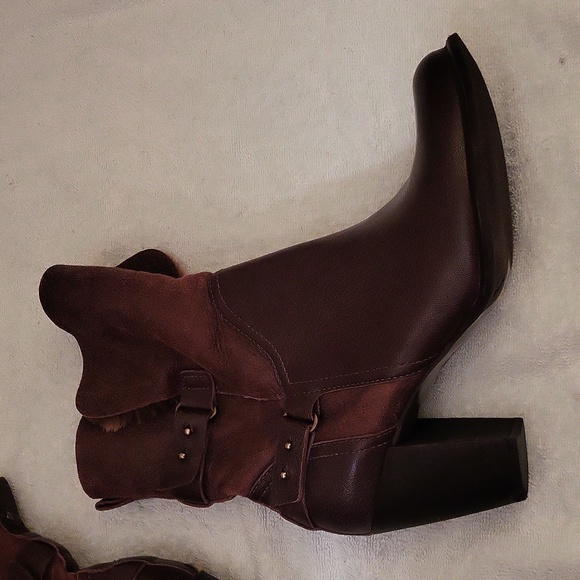 UGGS 100% AUTHENTIC EXCELLENT CONDITION (Like New) - Picture 9 of 16
